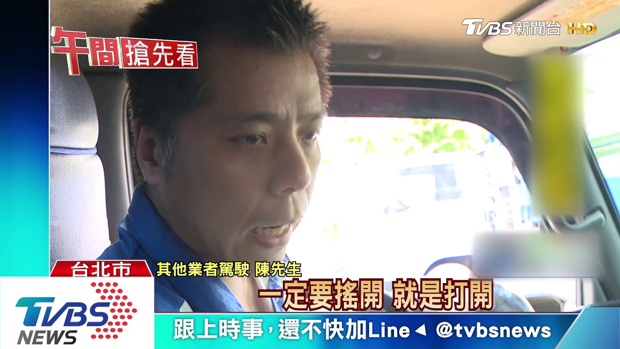 砰！貨車疑倒車沒注意　轎車右側慘遭撞毀