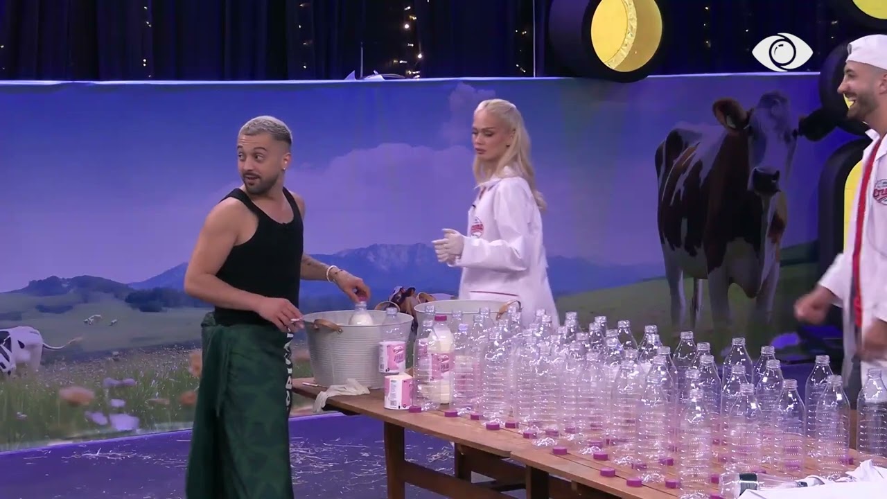 Banorët vijojnë me sfidën, mbushin dy shishe me qumësht