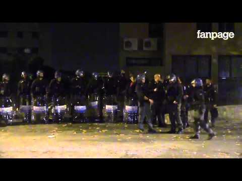 Tor Sapienza, un'altra notte di scontri. Lancio sassi, vetri rotti e cassonetti bruciati