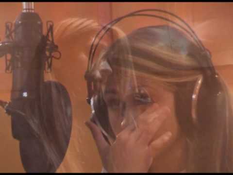 Jessica Brando canta Time is running out