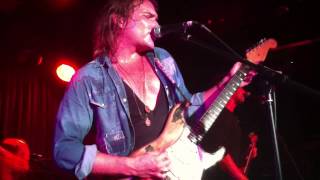 Philip Sayce performs out of my mind & cinnamon girl live in Toronto