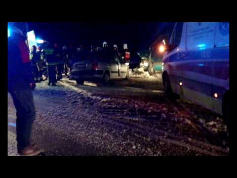 Czołowe zderzenie busa z samochodem osobowym.