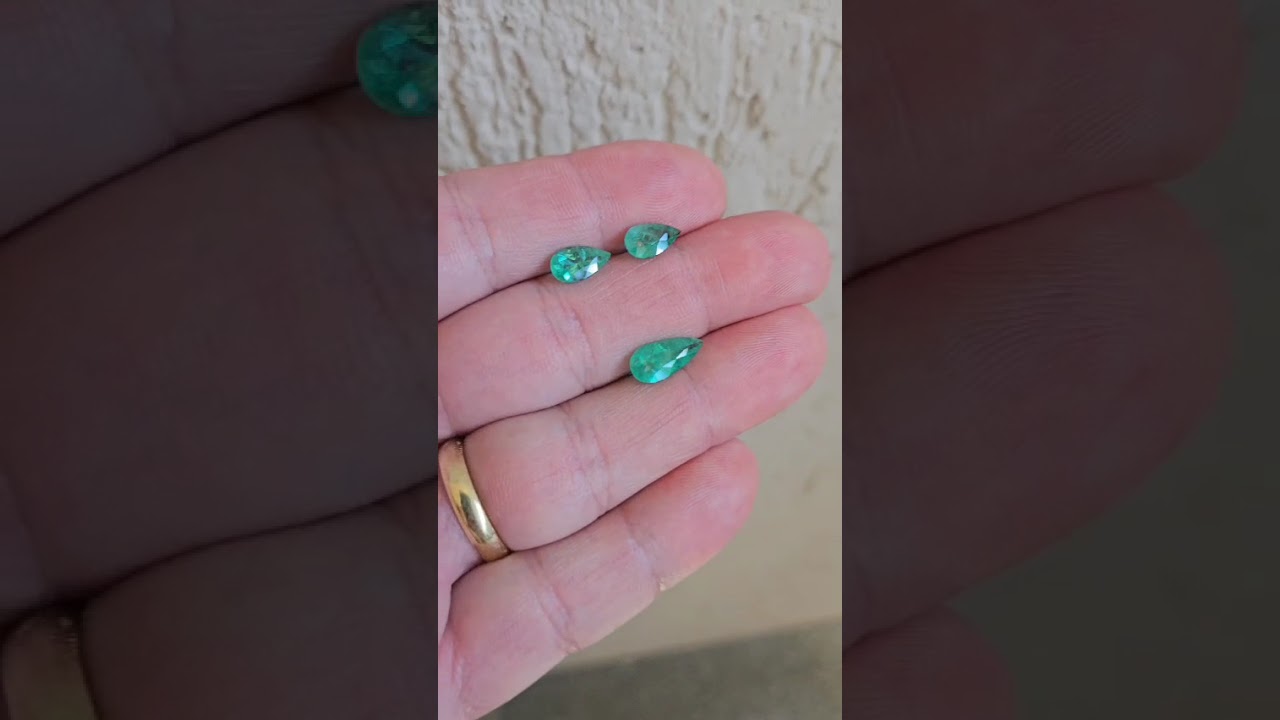 Lote com 3 Esmeraldas Lapidadas Naturais – 3.35cts (Par 5x9mm + 1 de 5.7x12.3mm)