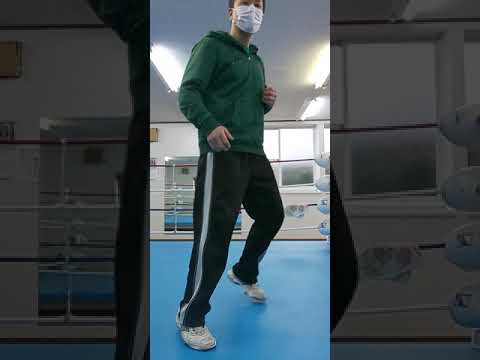 エアー縄跳び、フットワーク、ジャブ、ワンツーからストレート追い込み