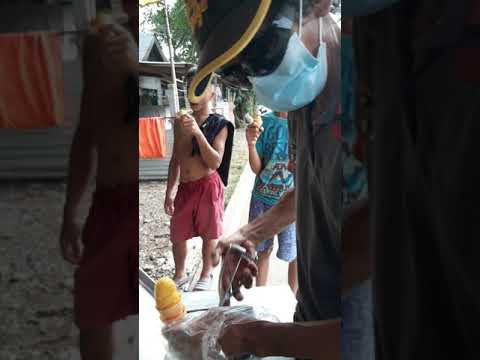 Batang hindi makautang sa gusto niyang ice cream..sharing to neigbhors ice cream...