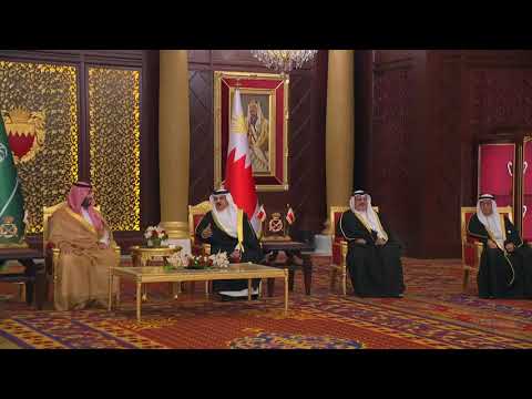 ولي العهد يصل إلى المنامة وملك البحرين في مقدمة مستقبليه