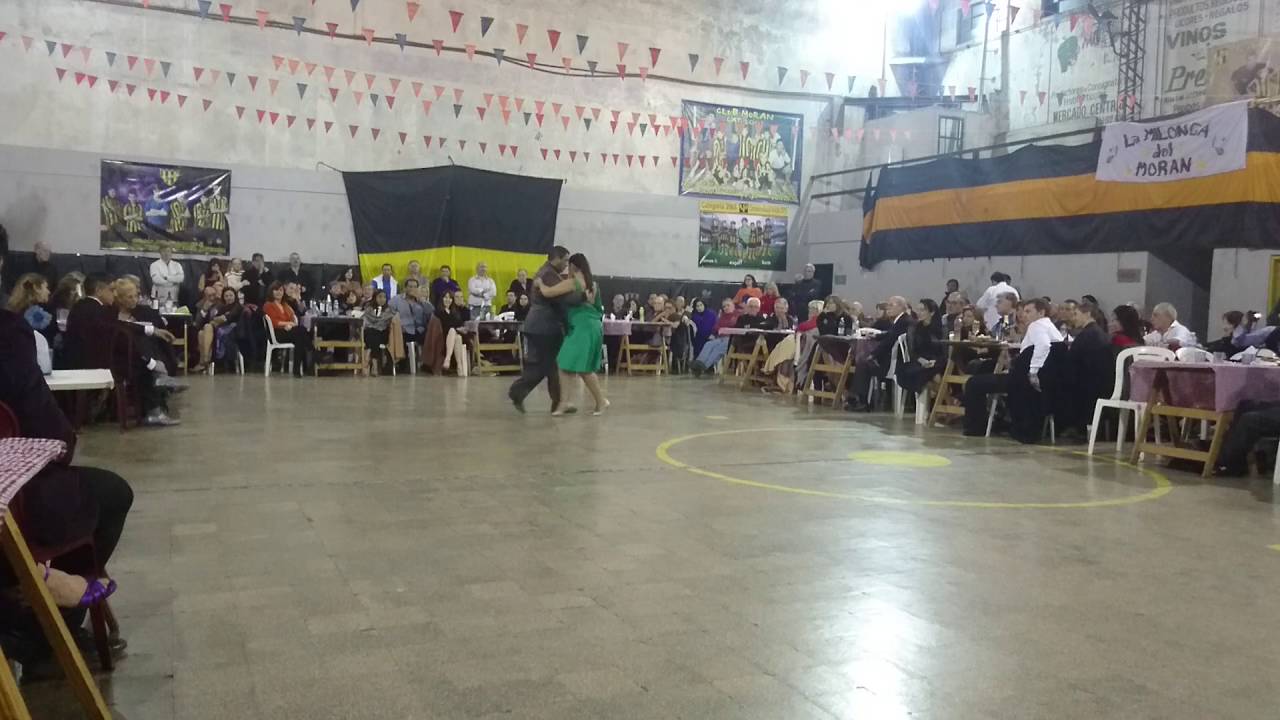 Carlos Estigarribia y Laura Sastría en la milonga del Moran 3/4