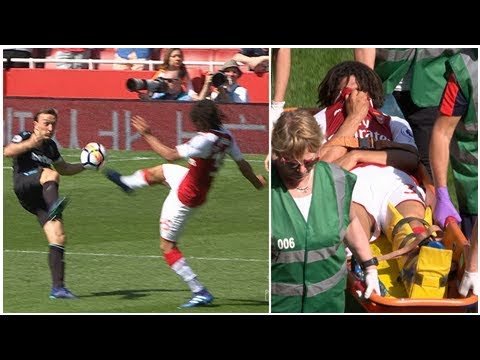 Mittfältaren ut på bår i Arsenal-segern