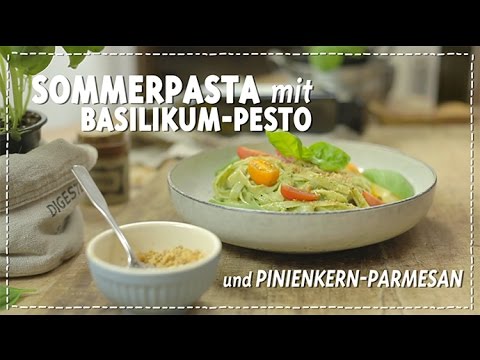 Sommerpasta mit Basilikumpesto & Pinienkern-Parmesan