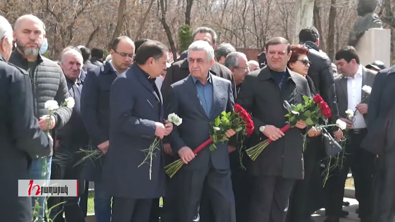 Սերժ Սարգսյանը ծաղիկներ է խոնարհում Անդրանիկ Մարգարյանի շիրիմին