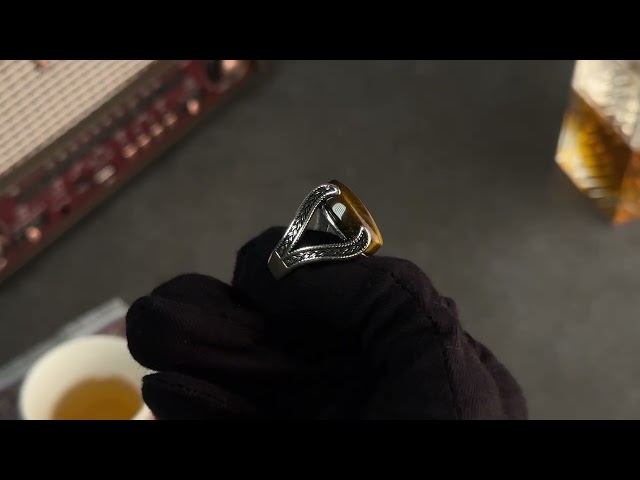 خاتم رجالي فضة بحجر عين النمر بتصميم أنيق