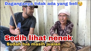 Download lagu PERJUANGAN NENEK TUA PENJUAL SAPU..BIKIN TERHARU mp3