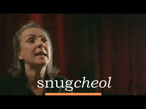 Karan Casey - Doll in Cash's Window | Snugcheol | TG4