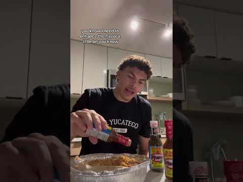 Star Athlete of Illinois Men's Basketball enhances his meal with El Yucateco 🔥🌶️