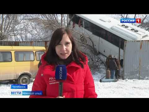 В Челябинске автобус с пассажирами улетел с моста после аварии