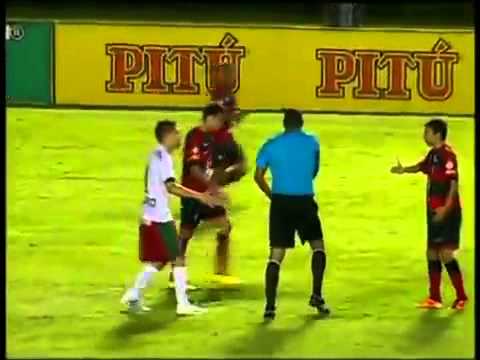 Jogador chuta arbitro apos expulsão(Player kicks referee after expulsion)