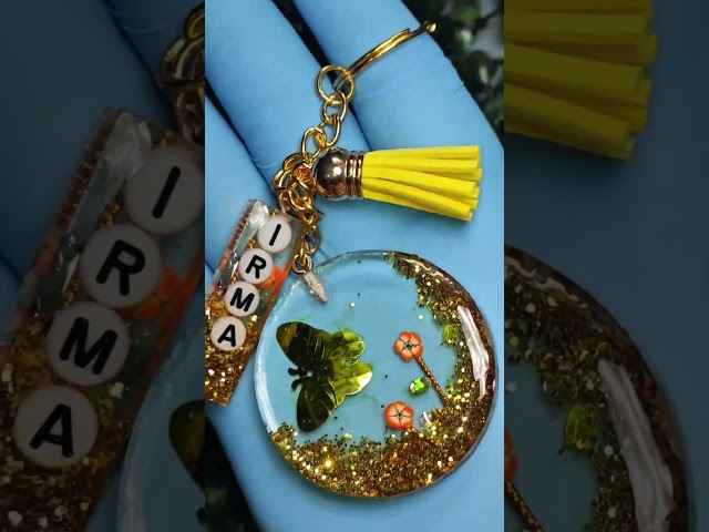 Vídeo relacionado con OSDUE Llavero de Letras, Llavero de Mariposa, Lindo Llavero con Colgante de Borla de Mariposa, Llavero de Lentejuelas de Amor, Iniciales, Llavero de Resina,Llavero de Nombre,Llavero de Mujeres y Niñas