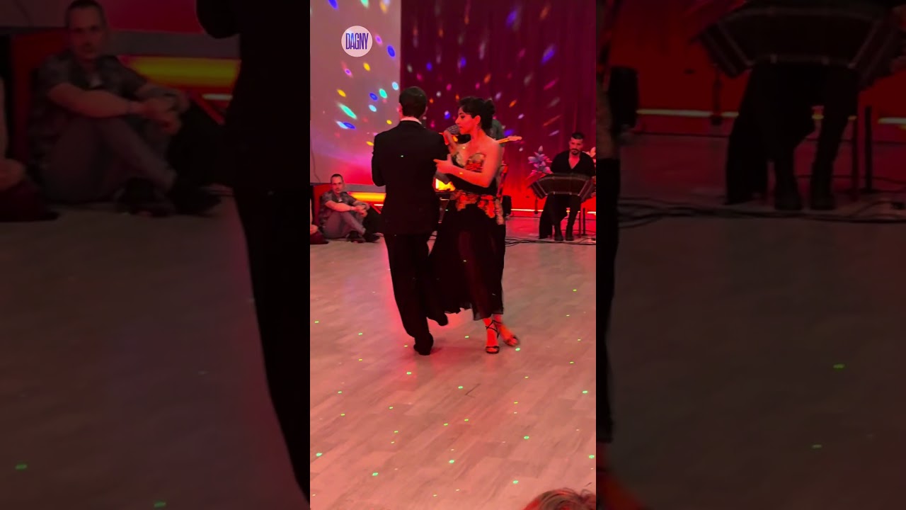 Lorena Tarantino & Gianpiero Galdi dance to "Gipsy Vals", live by El Cachivache Quinteto (6/13)