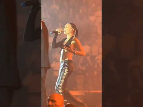 ELODIE entra a SORPRESA al CONCERTO dei CLUB DOGO