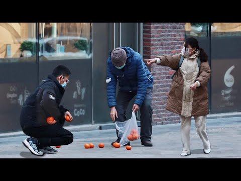 看到老人掉落的橘子被偷走，好心人默默牽起了他的手