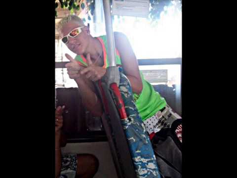 - leeoziinho =) Mc Nenel - Vida loka tambem ama.