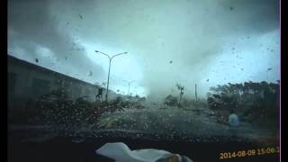 Смотреть онлайн Торнадо в Тайване снес автомобиль