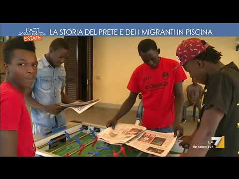 La storia del prete e dei migranti in piscina