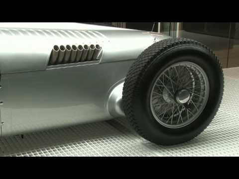 Rīgas Motormuzejā goda vietu ieņēmis leģendārais kalnu sacīkšu auto - Auto Union CD V16