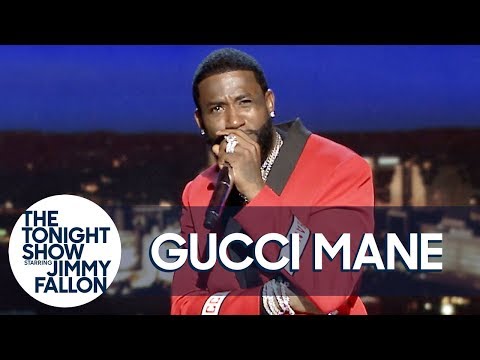 グッチ・マネ、"テキサスの瞳 "のトラップバージョンを披露 (Gucci Mane Performs a Trap Version of "The Eyes of Texas")