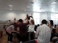 Echaron a una funcionaria que bailó sobre una mesa en la ex ESMA