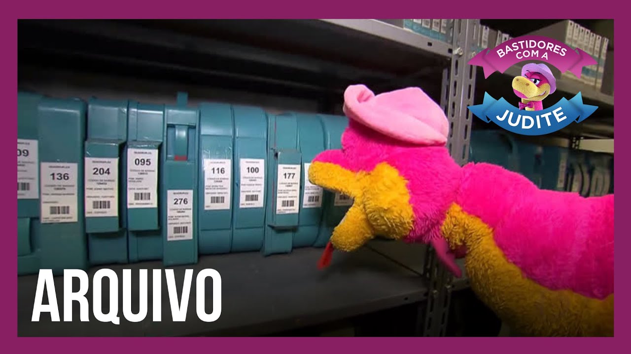 Cobra Judite faz um tour e mostra o arquivo de imagens da Record TV