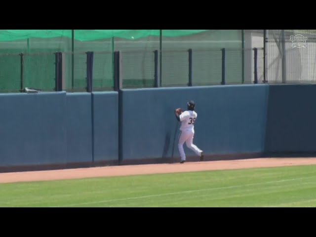 【ファーム】バファローズ・池田陵真がフェンス際のファールフライをナイスキャッチ!!  2024年5月5日 オリックス・バファローズ 対 広島東洋カープ