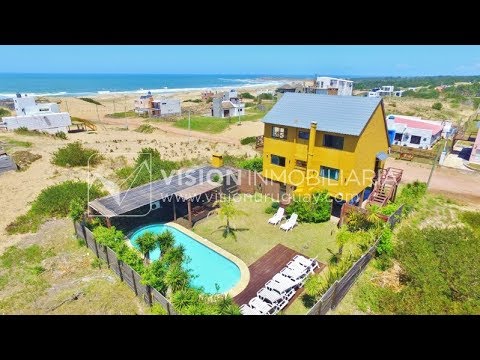 Espectacular Casa en Punta del Diablo a pasos del mar; piscina climatizada, barbacoa, chillout.