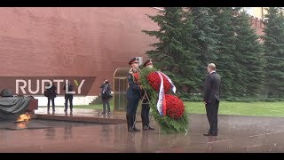 Russia: Putin braves rain to honour WWII victims at Tomb of the Unknown Soldier