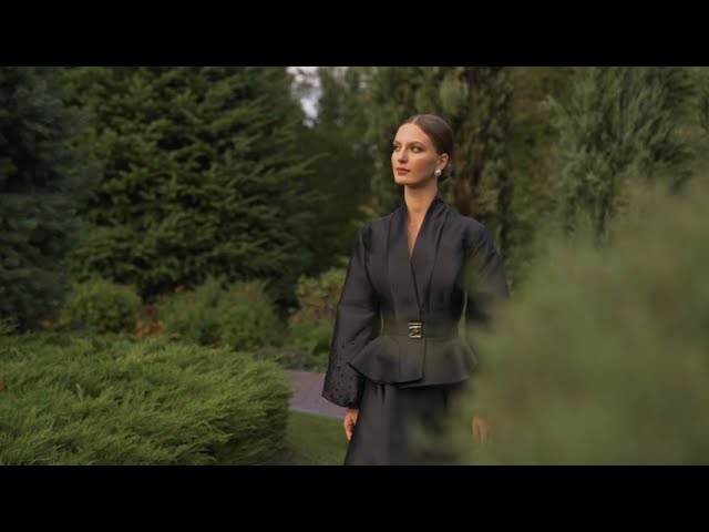 بلوزة وتنورة متوسط الطول