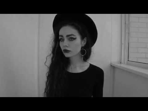 PJ. Harvey feat. Thom Yorke  - This Mess We're In (with Violet E.)