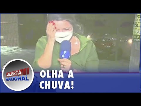 Repórter que quase é levada pela chuva e Sikêra Jr. tira sarro: "Arregou!"