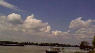 preview picture of video 'Prop aircraft low pass over the Danube @ Kalocsa'