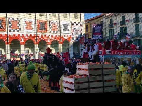 Carnevale di Ivrea 2018: battaglia delle arance in piazza Ottinetti