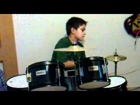 Johnny Drums tocando la bateria