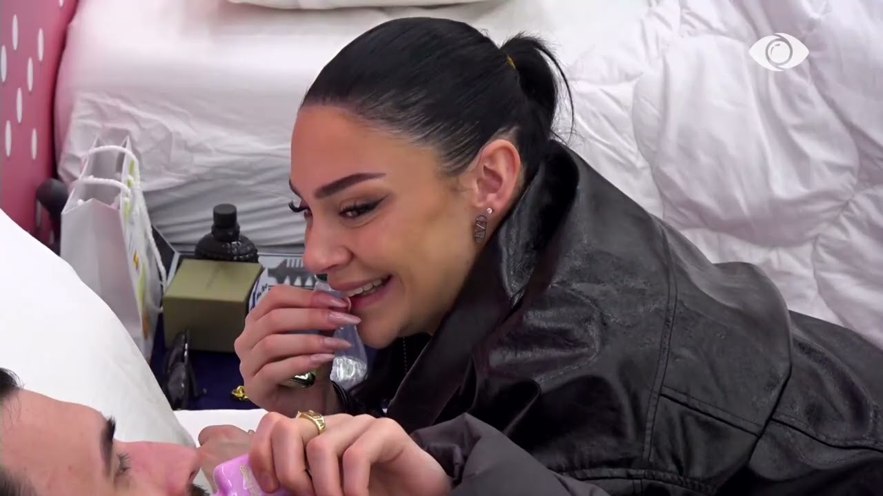 Unë jam xheloz i sëmurë/ Kristi bisedon me Krusitën, banorja: Edhe unë