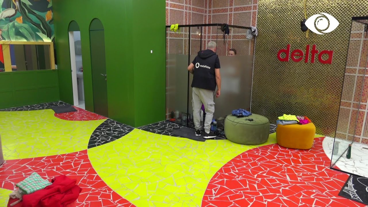 Luizi vë në siklet Kiarën ndërkohë që ajo bën dush