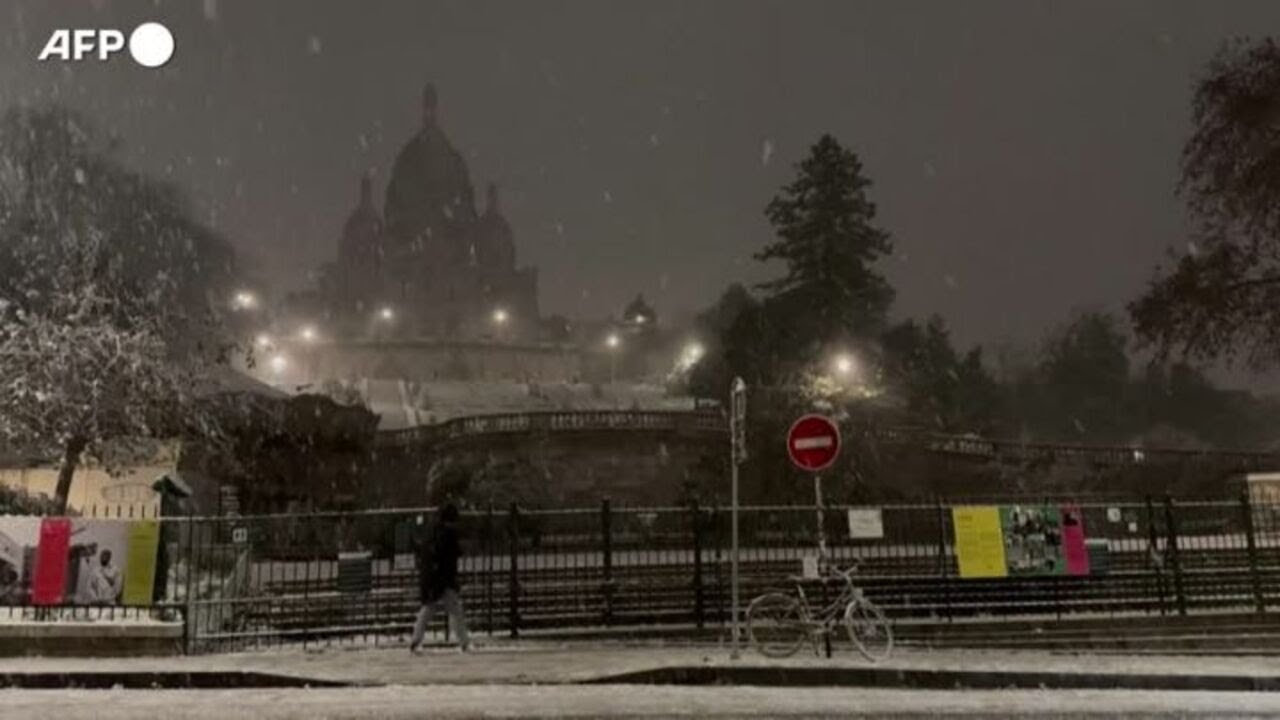Neve a Parigi, Montmartre si trasforma in una pista per slitte improvvisate