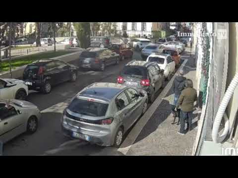 FURTO DI UNA MERCEDES A SAN SEVERO, LA VITTIMA URLA INVANO: "FERMATELO!"