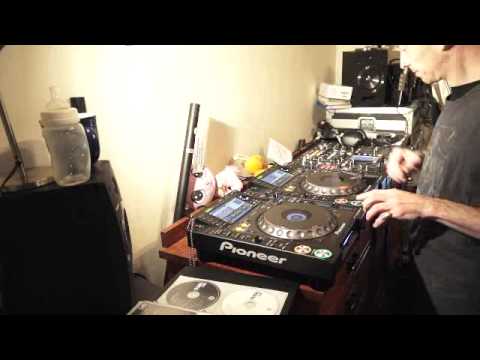 DJ LESSON  ON MIXING DIFFERENT STYLES AND BPM'S YET STILL KEEPING THE FLOW, VIBE