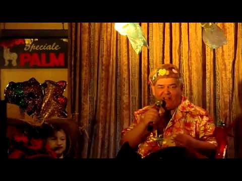 Frits Pelt zingt zijn liederen tijdens de GROEËTE BOETEGEWEUNE BINNEZITTING in cafe Pelt.