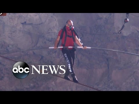 尼古拉-瓦倫達在世界最活躍的火山之一走鋼絲 - 夜線 (Aerialist Nik Wallenda walks tightrope across one of world's most active volcanoes | Nightline)