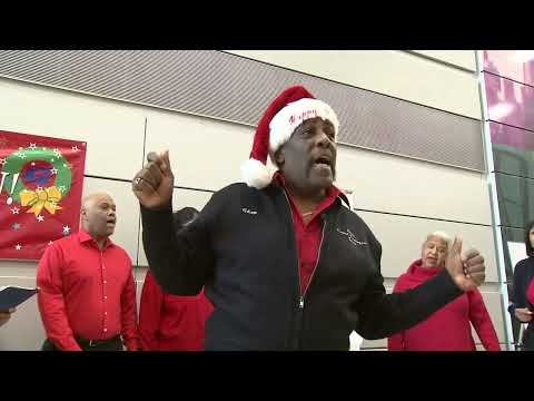 Behind the scenes: Capturing the holiday bustle inside Philadelphia's USPS facility