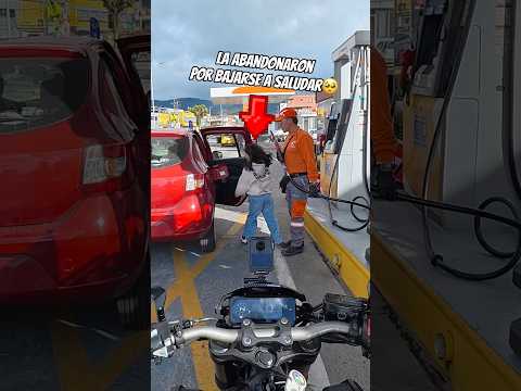 La ABANDONARON por bajarse del carro 😔 #risas #biker #diversion #motos #humor