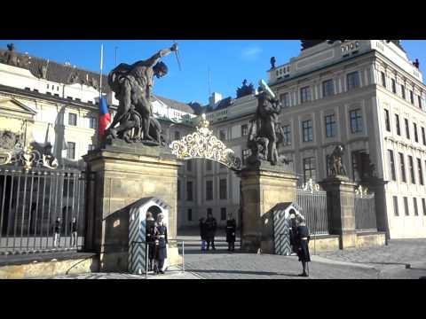 Change of Guards @ Prague Castle @ 1pm | 2bearbear.com